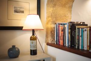 贝赫尔-德拉弗龙特拉Casa Shelly Hospedería的书架旁桌子上的一盏灯