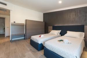 杰莫纳德尔夫留利西西大酒店的一间带两张床和大床头的卧室