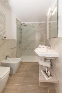杰莫纳德尔夫留利西西大酒店的白色的浴室设有水槽和淋浴。