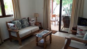 Anse Kerlan贝勒普拉格别墅的客厅配有沙发和桌子