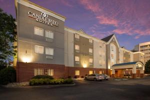 弗吉尼亚海滩Candlewood Suites Virginia Beach Town Center, an IHG Hotel的停车场内有停车位的酒店
