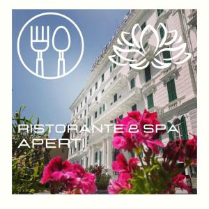 圣雷莫Grand Hotel & des Anglais Spa的粉红色花卉建筑前的标志