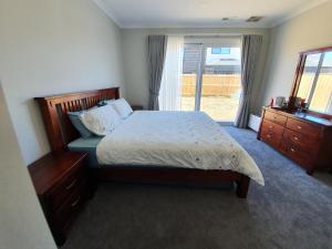 Clyde NorthCharm Villa的一间卧室设有一张大床和一个窗户。