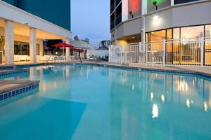 Staybridge Suites - Long Beach Airport, an IHG Hotel内部或周边的泳池