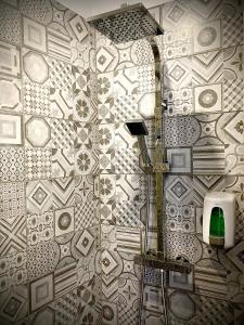 Saint-Jean-de-FosLodging Gîte Au Milieu des Vignes & des Étoiles的浴室设有带淋浴的瓷砖墙