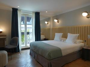 巴黎巴舒蒙特酒店的酒店客房设有床和窗户。