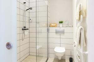 开姆尼茨阿尔特穆尔酒店的浴室设有玻璃淋浴间和卫生间