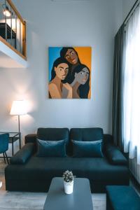 考纳斯Brother House Kaunas的客厅配有沙发和墙上的绘画