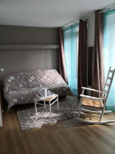 Saint-Étienne-de-ChomeilLa Ruche Cantalienne的卧室配有1张床、1张桌子和1把椅子
