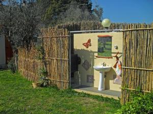 库特罗菲安诺Camping Terreno-Ro-Bi-Li的一间带水槽的浴室和一个带围栏的卫生间
