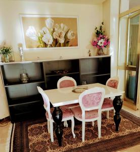 里米尼城堡酒店的一间配备有白色桌椅的用餐室