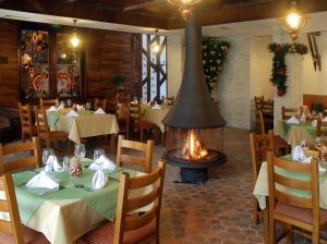 DebeletsEco Complex Sherba的餐厅位于用餐室中间,设有壁炉