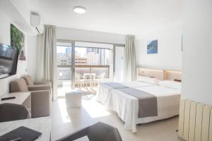 贝尼多姆Aparthotel BCL Levante Club的酒店客房设有一张床和一个阳台。