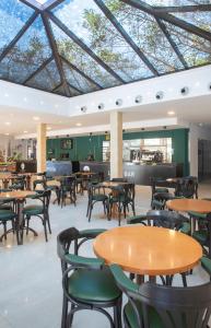贝尼多姆Aparthotel BCL Levante Club的大楼内带桌椅的自助餐厅