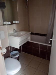 巴纳斯巴纳客栈的一间带水槽、浴缸和卫生间的浴室