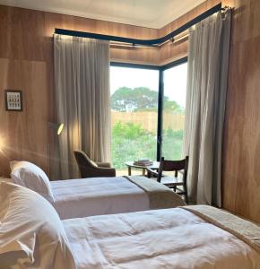 何塞伊格纳西奥Rizoma的酒店客房设有两张床和窗户。