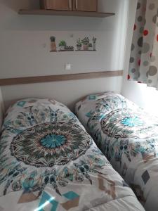 蒙斯特Camping du Parc de La Fecht的一间卧室配有两张单人床。