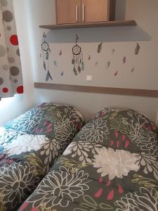 蒙斯特Camping du Parc de La Fecht的一间卧室配有一张床和两个枕头