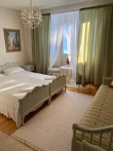 库萨莫Hotelli Kultainen Joutsen的一间卧室配有一张床和一个吊灯