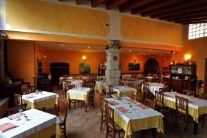bedizzoleAL BORGO ANTICO Ristorante con camere的一间餐厅,房间内设有白色的桌椅
