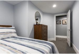 芝加哥Forrestville Ave Large Suite的一间卧室配有一张床和一个带镜子的梳妆台