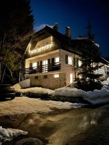 克拉尼斯卡戈拉Martinov dom的夜晚有灯的房子