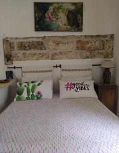 SoletoBilocale San Nicola的一间卧室配有带两个枕头的床和一幅画