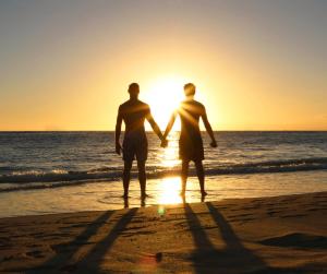 兹波利特Casa Nudista - LGBT Hotel的两个人站在海滩上欣赏日落