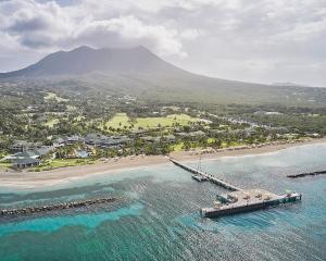 尼维斯尼维斯四季度假酒店的享有海滩空中美景,设有码头