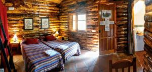 希梅拉德利瓦尔卡瓦尼亚斯希梅拉德利瓦尔乡村民宿的小木屋内一间卧室,配有一张床