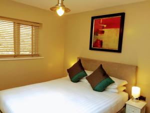 哈罗盖特Valley Mount House & Apartment的卧室配有白色的床和2个枕头