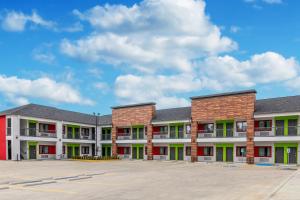 金伍德Americas Best Value Inn & Suites Kingwood IAH Airport的大楼前的一个空停车位