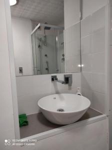 佩特拉利亚索塔纳La Casa di Miriam的浴室设有白色水槽和镜子