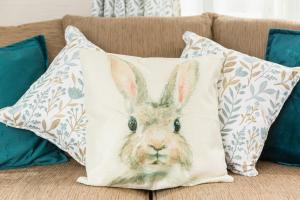 南塞尔尼Cottontail Lodge - Hot tub - Pet Friendly的沙发上挂着一只兔子的枕头