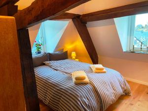 布兰肯海姆Burg Maisonette im Posthalterhof mit Sauna的一间卧室配有一张床,上面有两条毛巾