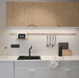 布格奈斯Plaisance Appartements & Suites - Bouguenais Apt的厨房配有水槽和台面