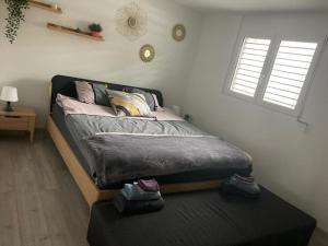 维勒讷沃Tina的一间卧室设有一张床、一个窗口和一张桌子