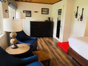 奎诺尔特奎纳尔特湖山林小屋的一间卧室配有一张床、一把椅子和一盏灯