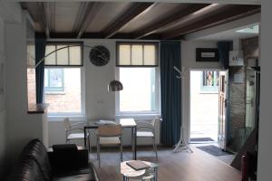 泰尔讷曾Historisch Vakantiehuisje的客厅配有桌椅和窗户。