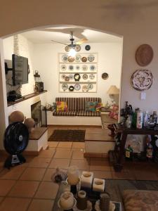 博伊图瓦Casa De Campo Boituva的客厅设有长凳和墙上的板子