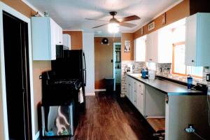 Wisconsin Dells Cabin in the Woods - VLD0423的厨房或小厨房
