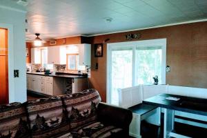 威斯康星戴尔Wisconsin Dells Cabin in the Woods - VLD0423的带沙发和桌子的客厅以及厨房。