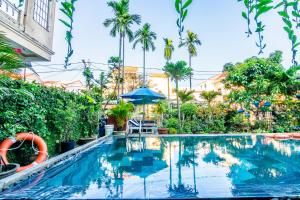 会安会安休闲花园精品别墅酒店的棕榈树度假村内的游泳池