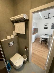 敖德萨Arcadia apartment & sea terrace的一间带卫生间的浴室和一间带桌子的厨房