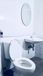 曼谷Room58的浴室配有白色卫生间和盥洗盆。