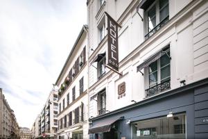 巴黎郎香爱丽舍酒店的白色的建筑,旁边标有标志