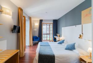 巴利亚多利德泽尼特科勒奇奥旅馆的一间设有大床和窗户的酒店客房