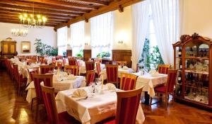 维皮泰诺蒙德舍因酒店的一间设有白色桌椅和窗户的用餐室