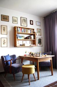 圣菲利普雅科夫Apartments Croatiansun的客厅配有桌子和椅子