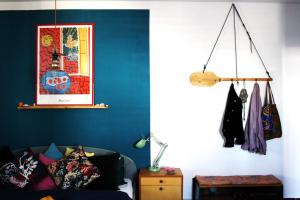 圣菲利普雅科夫Apartments Croatiansun的带沙发和蓝色墙壁的客厅